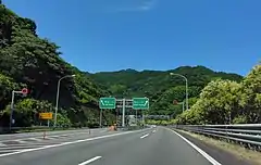 画像左 : 静岡IC - 日本坂トンネル間。トンネル区間以外でも部分的に3車線化した。画像右 : 静岡IC - 焼津IC間も線増に伴って従来道路を片方向化した。このため左右ルート選択となった。