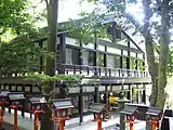 山門駅を兼ねる普明殿（2007年10月）