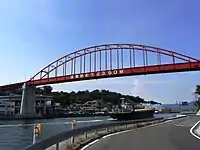 音戸大橋下を貨物船が通る。