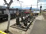 ホーム端に展示された転轍機（2011年8月、奥には車輪も写る）