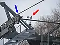 風速計（赤矢印部分）と脱索検知装置（青矢印部分）