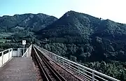 ホームの延岡駅側には高千穂橋梁がある。