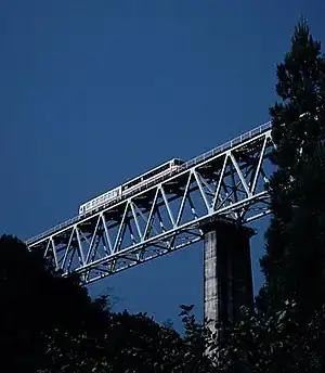 高千穂橋梁を渡る延岡行の列車