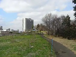 高尾山:一等三角点「長津田村」北緯35度30分43.3秒 東経139度29分0.9秒﻿ / ﻿北緯35.512028度 東経139.483583度﻿ / 35.512028; 139.483583