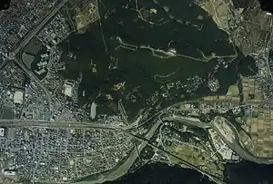 1987年度(昭和62年)に撮影された国土交通省 国土地理院 地図・空中写真閲覧サービスの空中写真を基に作成高座山と庄内川を撮影した航空写真。