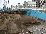 石積み下から出土した埋立時の土留め木組み