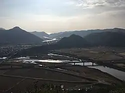 高雄山から見下ろした周世。千種川とそれに架かる山陽新幹線の橋梁が見える。写真の奥には瀬戸内海が見える。