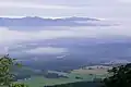 夏、朝もやの鬼首カルデラの眺望