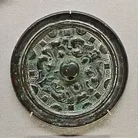 鳥居原古墳出土「赤烏元年」銘鏡(重要文化財)時計回り1時半-3時。一宮浅間神社蔵、東京国立博物館展示。