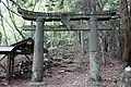 鳥居脇の役行者