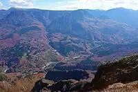鳥甲山稜線から苗場山と秋山郷を望む