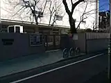 西側公道から正門を見る（2015年2月撮影）