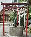 成子天神社近くの鳴子稲荷神社の前の三柱鳥