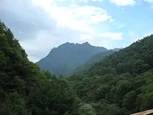西沢渓谷から鶏冠山を望む