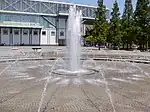鶴見緑地噴水広場後方に花博記念ホール（陳列館ホール）