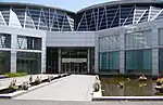 水の館（ハナミズキホール）（建物右側は鶴見スポーツセンター）
