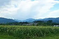 麓からの鉢盛山