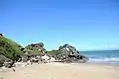 白沙湾ビーチから望む麟山鼻の風稜石