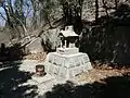 2009年5月、ダム修復中に見つかり復元された祠
