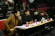 パフォーマンスに意識を集中させているオーディションの審査員（韓国）