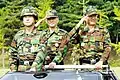 斑柄迷彩服の第3軍司令官ら。中央の大将（金相基）は肩に司令官章を付けている。左右の将官が胸に佩用しているのは勤続30年記念徽章（2009年9月）