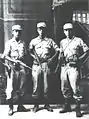 光復軍兵士。米軍風の野戦服を着用している。魯能瑞(朝鮮語版)、金俊燁(朝鮮語版)、張俊河(1945年8月)
