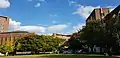 大学図書館と本館（右）