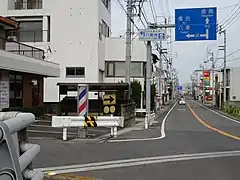 庵治半島を周回するルートの入口である王墓東交差点で香川県道155号牟礼中新線から分岐