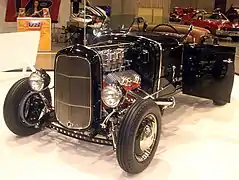 1931年 ロードスターのボディとシャーシー[要出典]にデュースグリルシェル、クロームハット付きキャブレター、ドリルドIビームドロップドフロントアクスル、フィン付きドラムブレーキ、ズーミーパイプを装着したホットロッド