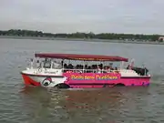 民間で水陸両用車観光(ダックツアー)用バスとして用いられるLARC-V2006年シンガポールにて撮影