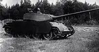 LB-1 100 mm戦車砲を搭載したT-44-100この車両は車体側面にシュルツェン様の増加装甲板を装備している