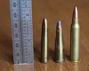 定規と並んだ三つの弾薬(左から順に.22ホーネット弾、.22レミントン・ジェット弾、.223レミントン弾)。