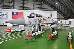 中華民国空軍のミラージュ2000-5DI。胴体中央線下に増槽を搭載しているほか、主翼外側に赤外線追尾式のR.550を2発、主翼付け根部分にアクティブ・レーダー・ホーミング式のMICA EMを4発、合計6発の空対空ミサイルを装備。