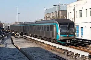 安河橋北（安河桥北）駅に入る4号線地下鉄車輌。