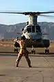 CH-46E シーナイトに停止位置を指示するマーシャラーアフガニスタン カンダハール米軍基地にて