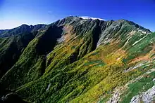 八本歯の頭付近から望む紅葉時の間ノ岳