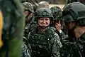 戦闘服姿の女性中士（軍曹に相当）。2017年5月25日