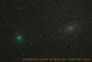 タットル彗星(左)とさんかく座銀河