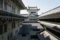 乾小天守（中央奥）、台所（その手前の低い建物）、ロの渡櫓（右）。左は大天守。
