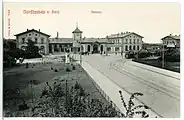 開通初期の1907年に撮影されたノルトハウゼン市電。正面がノルトハウゼン駅で、市電停留所の右奥が狭軌線のノルトハウゼン北駅