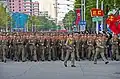 2011年改正後の正装を着用した軍官（前列2名）。上衣には飾緒を付けている。その後ろの兵士は戦士用礼装を着用（2015年10月）