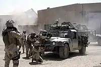 GSK(Gunner Shield Kit)と呼ばれる前方防盾のみ装備した海兵隊のハンヴィー。2004年、イラク、ファルージャ。