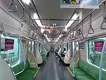 2021年度増備の6次車の車内。防犯カメラが車両中心部天井に設置されている