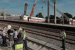 脱線転覆した列車
