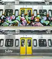 グラフィティを除去する前（上）と後（下）"Alstom 100"