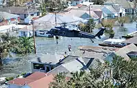 ハリケーン・カトリーナ被災地で住民を救出するニューヨーク空軍州兵のHH-60救難ヘリコプター