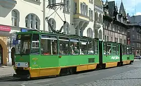 中間に低床車体を挿入し3車体連接車へと改造された105N(HCP 115N)