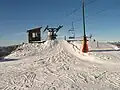 単純なチェアリフトの頂上駅
