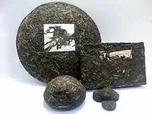 様々な形状の緊圧茶。茶葉はすべて普洱茶である。
