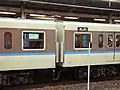 7000番台40N車の車端部。左の車両（モハ113-7079）は片側2枚の車端窓が開閉可能になっている異端車。右の車両（クハ111-7148）は半自動ドアボタンが撤去されて金属板で塞がれている。また、転落防止幌が設置されている。